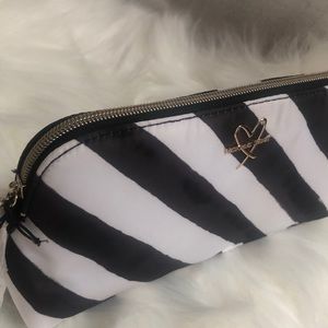 💗Victoria’s Secret cosmetic case.